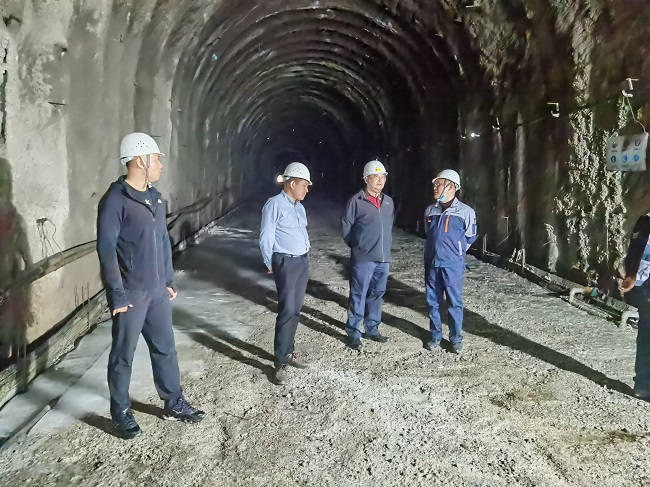 365英国上市控股总司理助理王军邦一行赴路桥集团新疆果子沟项目走访慰问