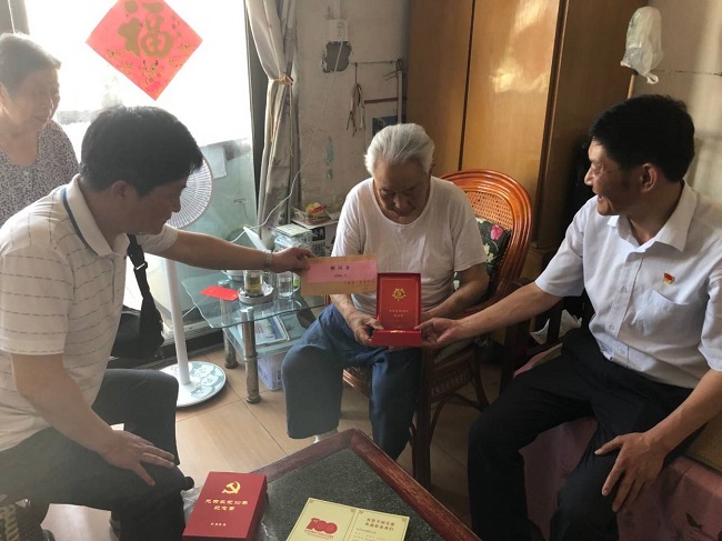 服务中心党总支开展走访慰问老党员、难题党员活动