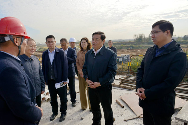 滁州市长许继伟一行赴安徽路港滁州大桥项目检查指导