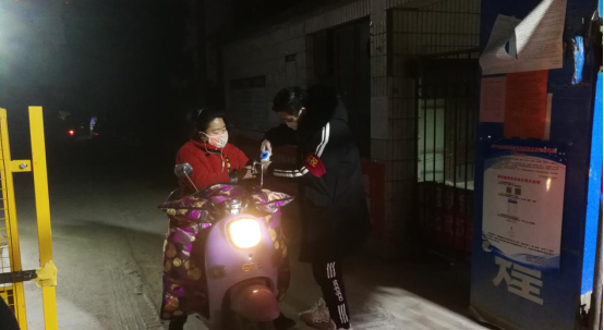 青年自愿者抗”疫“在一线