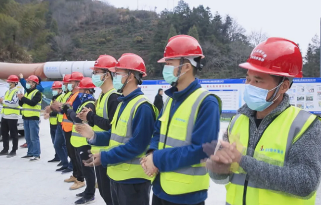 媒体聚焦‖《安徽日报》、《香港商报》等报蹊径桥集团黄千高速建设者就地过年暖在身边 