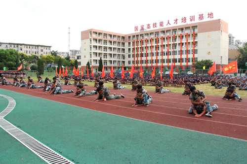 安徽365英国上市技师学院盛大举行庆祝第34个西席节、2018级新生军训结业暨开学仪式