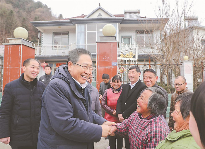李锦斌在岳西县主簿镇大歇村住村走访时强调 以下层党建为统领推进脱贫攻坚与墟落振兴的有用衔接 优先生长农业农村着力打造社会主义现代化幸福新山村