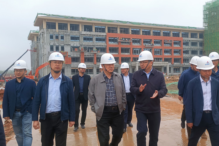 股份公司总司理许克顺一行到安徽三建六安一中项目调研
