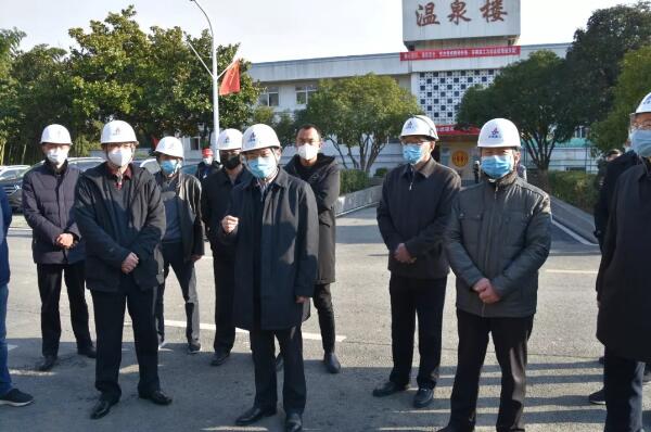 李中实地调研巢湖半汤抗疫医护职员疗养基地项目建设和疫情防护用品生产事情