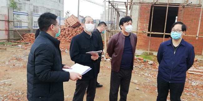 省国资委监事会主席郑成雨一行调研指导路桥集团望江县黄河村扶贫项目复工复产事情