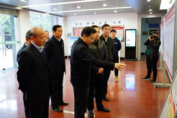 安徽省国资委党委书记、主任李中一行赴365英国上市集团调研指导事情