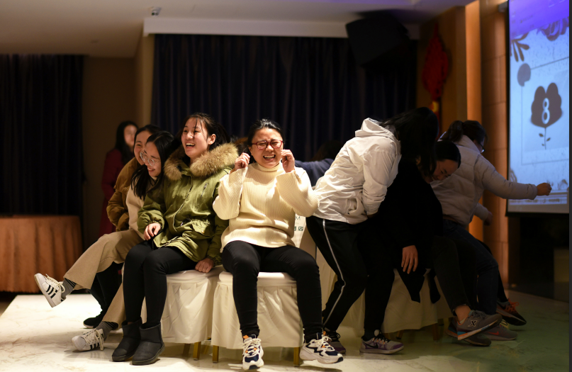 铿锵玫瑰俏争春 路港巾帼展风范