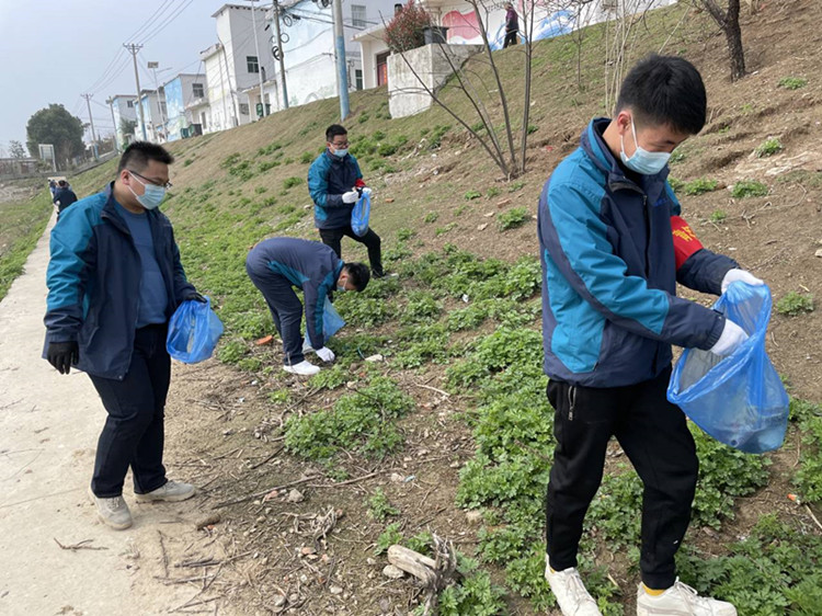 安徽三建四分公司组织青年自愿者前往王家坝开展 “学雷锋自愿服务月”活动