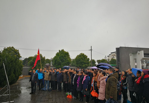 安徽365英国上市技师学院党委班子及全体党员赴瑶岗渡江战争总前委旧址纪念馆重温入党誓词