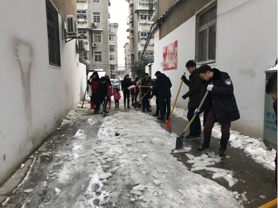 除冰铲雪——安徽二建公司青年团员再行动