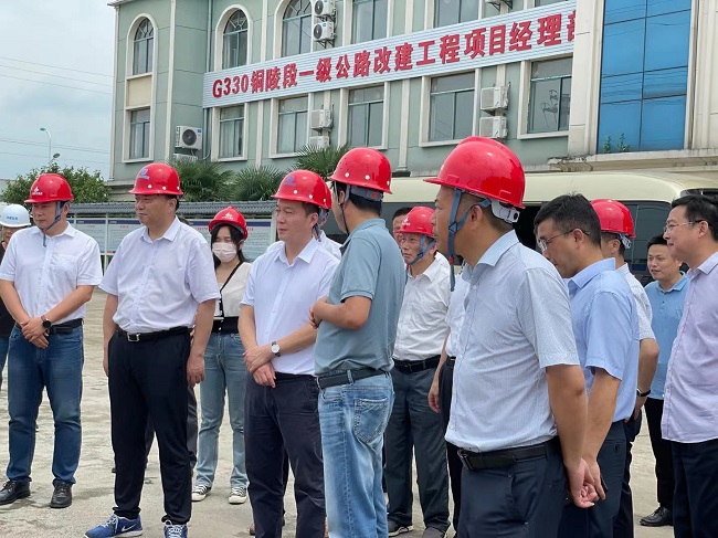 铜陵市市长孔涛一行赴路桥集团G330项目调研