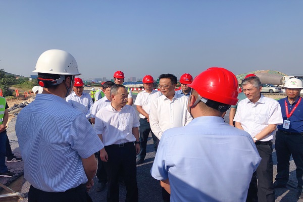 马鞍山市委书记张岳峰,省交控集团党委书记、董事长项小龙一行赴安徽路港宁芜改扩建01标调研