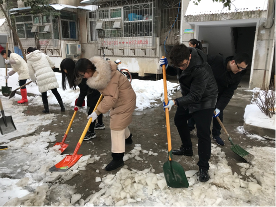 除冰铲雪——安徽二建公司青年团员再行动