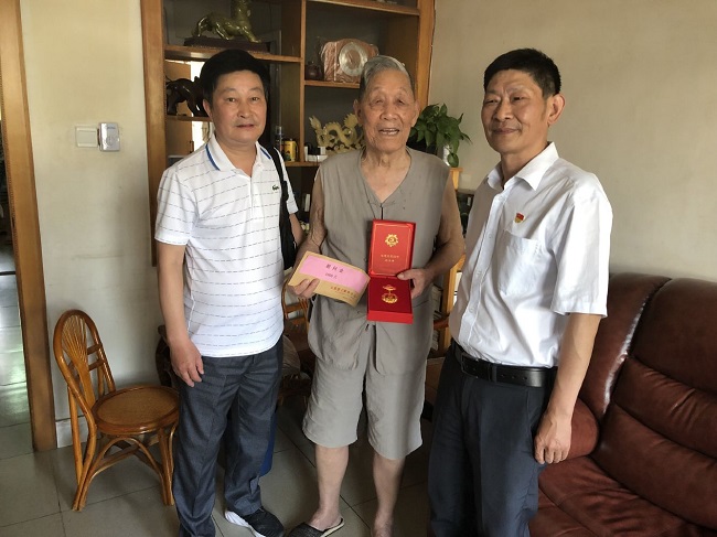 服务中心党总支开展走访慰问老党员、难题党员活动