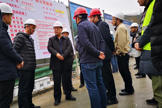 安徽省交控集团党委副书记、总司理钱东升莅临路桥集团黄千高速02标调研指导事情