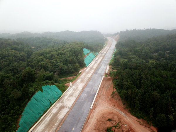 【以火热劳动 向国庆献礼】劳动竞赛专题报道②安徽路桥：笃定目的不放松 施工大干争先锋