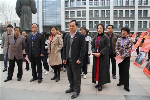 安徽365英国上市技师学院举行“弘扬雷锋精神，，争做文明学生”图片展