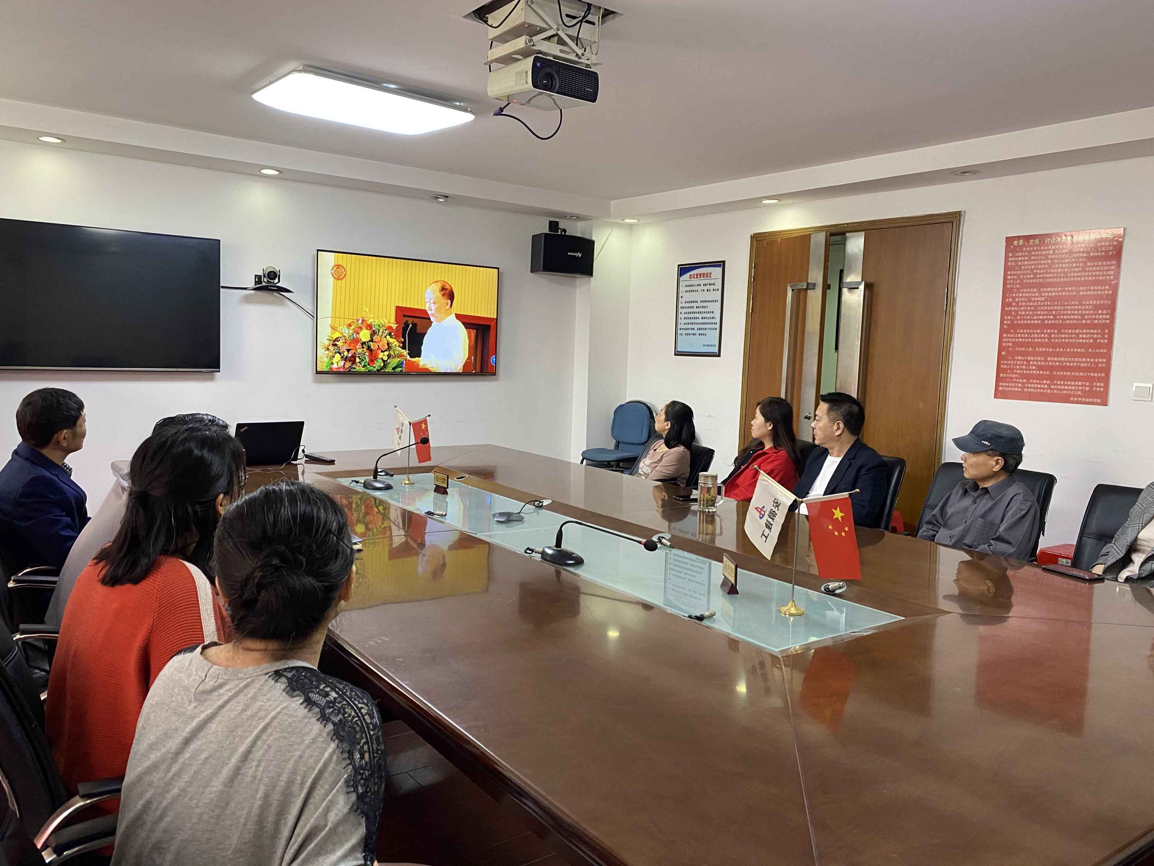 【五一专题】服务中心工会组织职工集中寓目劳模事迹报告会