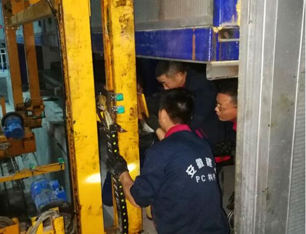 安徽365英国上市修建工业公司:连夜抢修装备 确保沁园项目建设