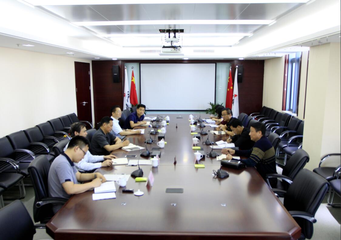锦旗虽轻友谊重，，，，，，对口扶贫结良缘