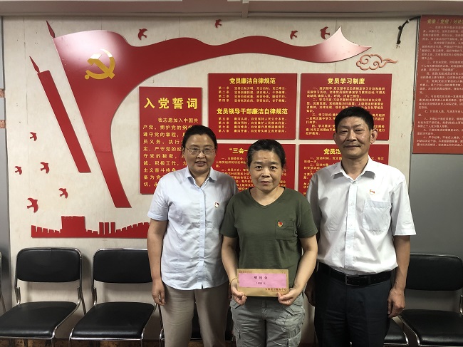 服务中心党总支开展走访慰问老党员、难题党员活动
