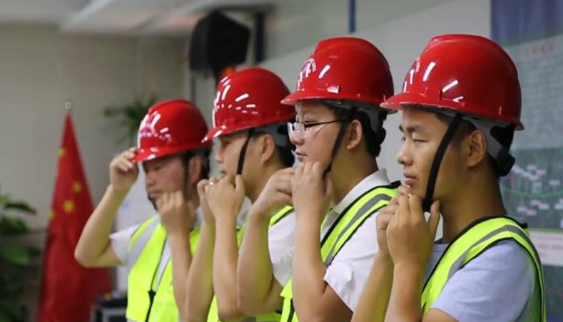 新时代的路港青年之四：坚守一线奉献青春，，，，，，风雨筑路甘洒汗水