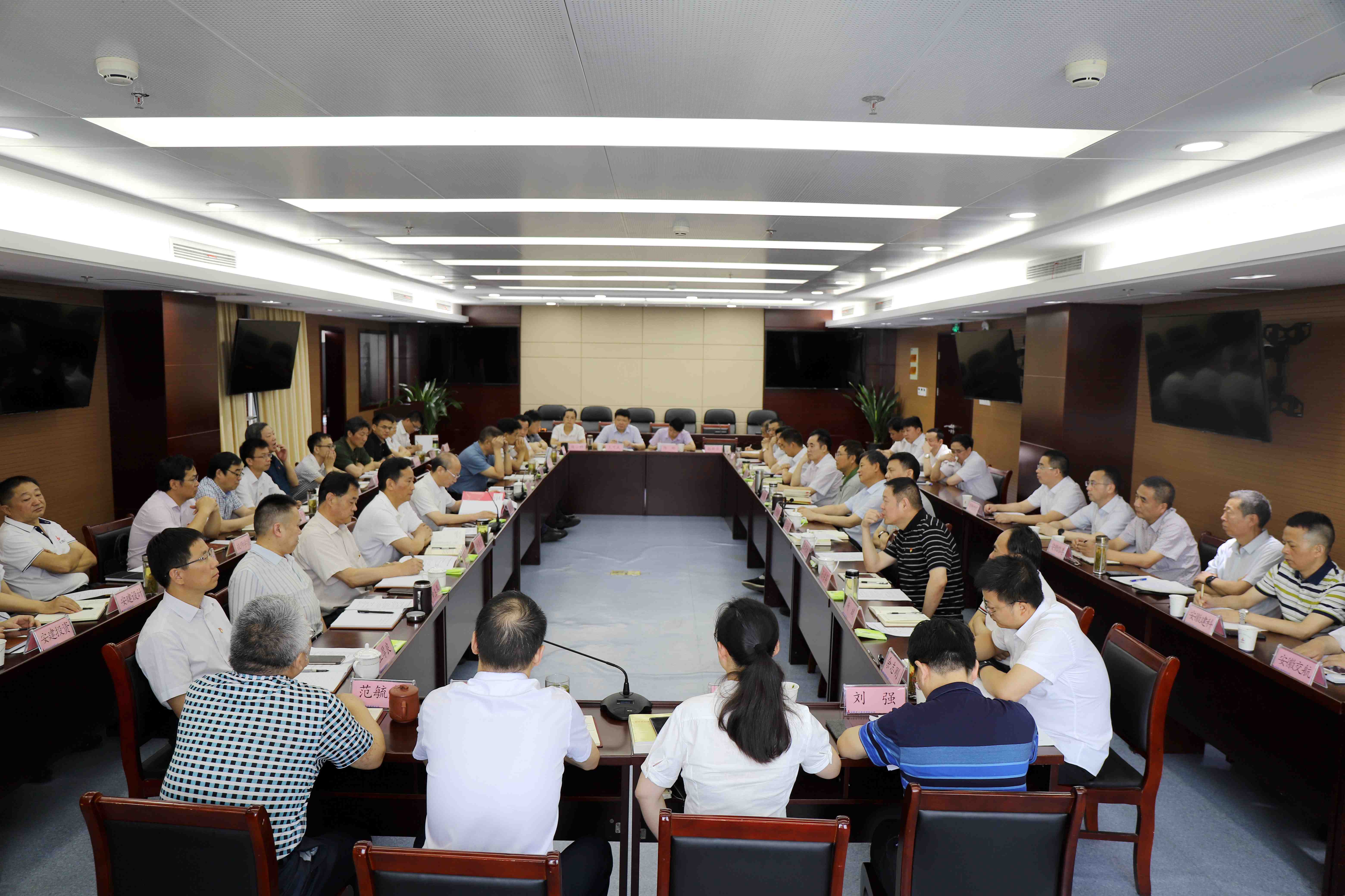 365英国上市控股党委“不忘初心、切记使命”主题教育念书班开展集中学习钻研