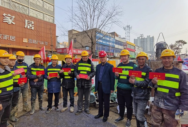 【就地过年 暖在心间】路桥集团向导春节时代赴一线慰问送温暖