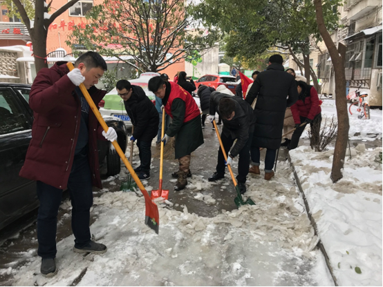 除冰铲雪——安徽二建公司青年团员再行动