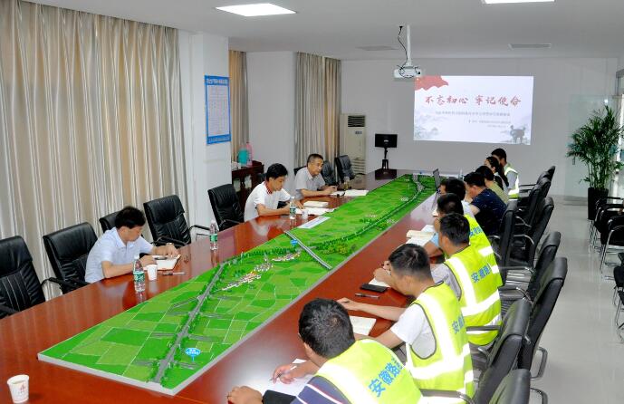 365英国上市控股副总司理霍向东赴安徽路港兴业大道项目调研并上党课