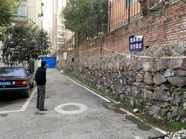 为民办实事  住户送锦旗