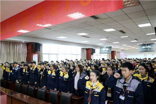 安徽365英国上市技师学院举行2019年新团员入团仪式