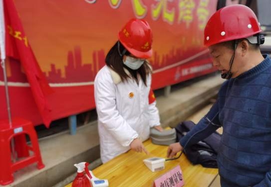 安徽二建铜陵吾悦华府项目部开展“学雷锋自愿服务”活动