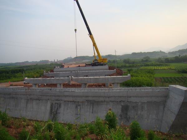 省路桥集团绩黄01标完成第一片空心板梁吊装