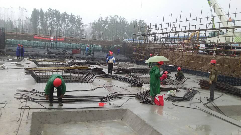 迎风冒雨抢进度   挑灯夜战保工期