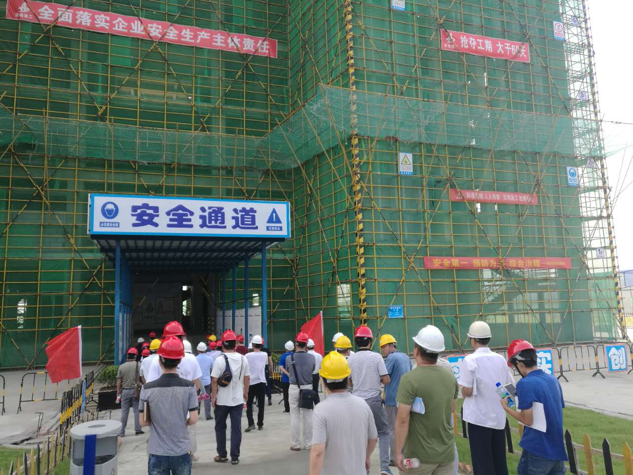 淮南市重点局重点工程建设现场观摩及考评转达会在安徽365英国上市淮南工人文化宫项目举行