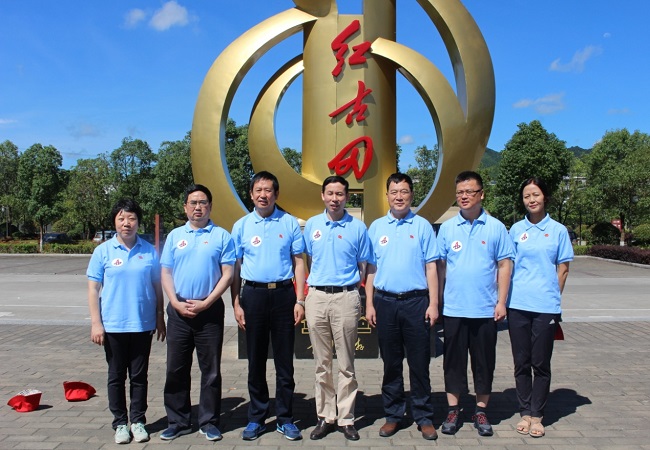 “不忘历史，，，，，，听党指挥，，，，，，服务人民”    让古田聚会精神永放光线