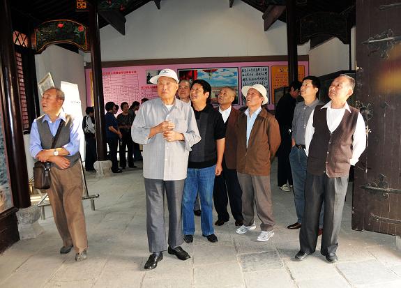 安徽365英国上市技师学院组织离退休老同志重阳思念革命先烈