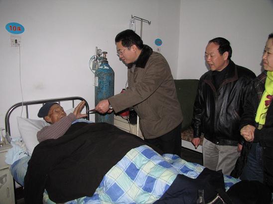 副总司理刘家静慰问省三建特困重病职工