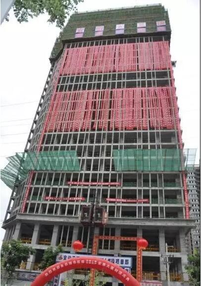 安徽三建西安市安徽大厦项目主体结构喜封金顶