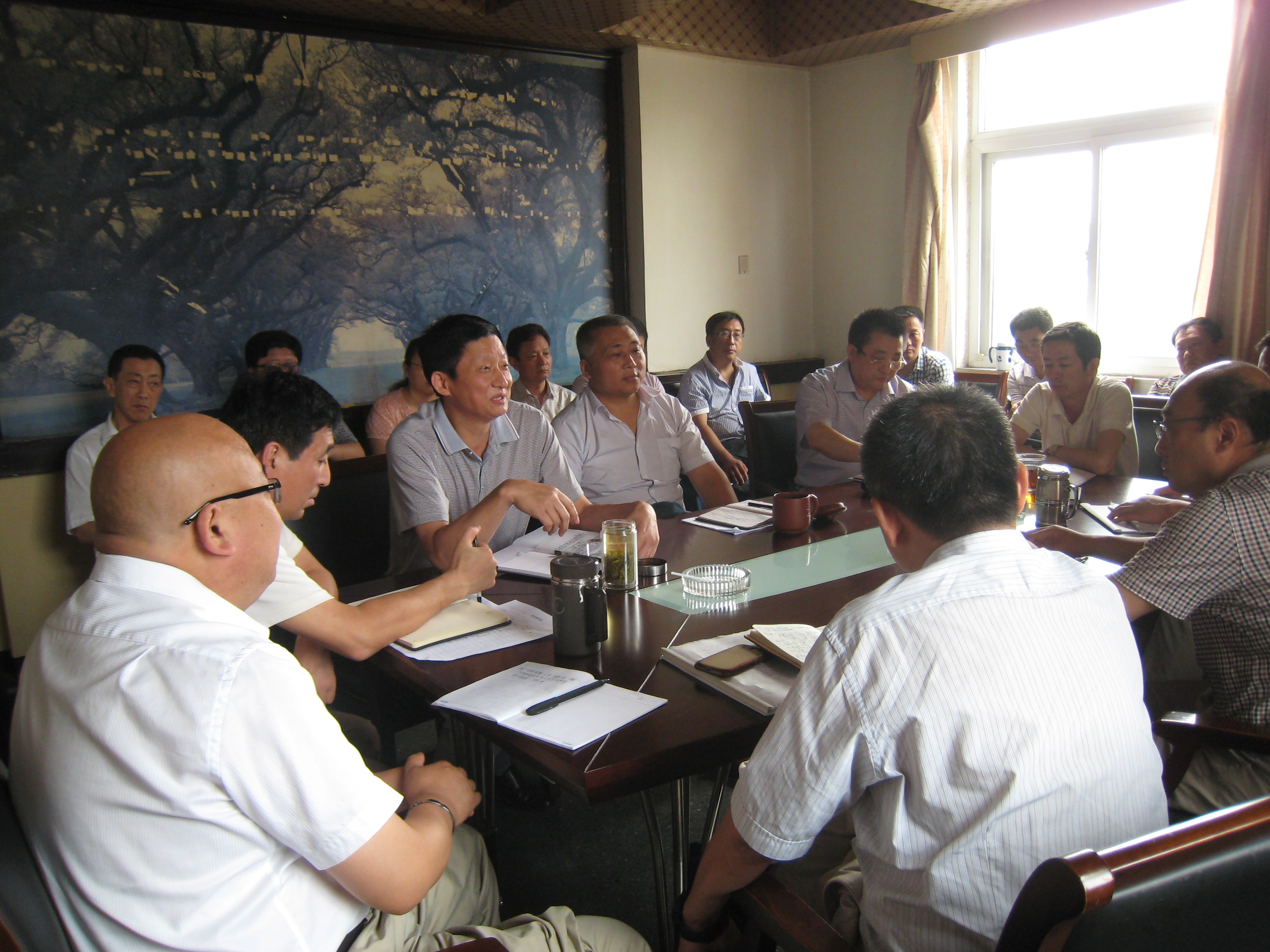 安徽一建党委召开中心组扩大学习聚会