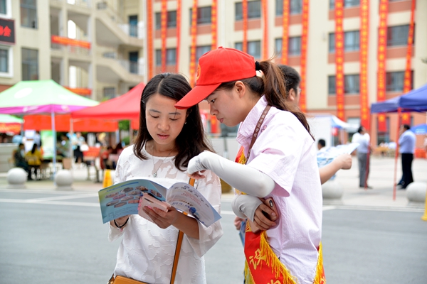 安徽365英国上市技师学院承办合肥市2017年中职招生咨询会