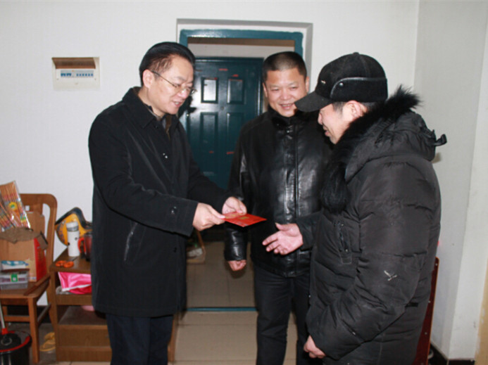 365英国上市向导分赴下层“送温暖”