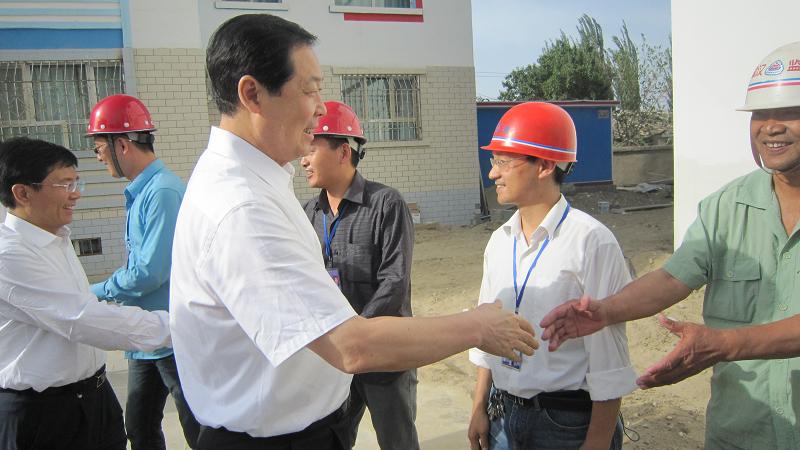 张宝顺视察安徽援疆干部包管综合楼工程
