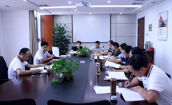 安建地产召开党委中心组理论学习聚会暨“作楷模，，我们怎么办”专题钻研会