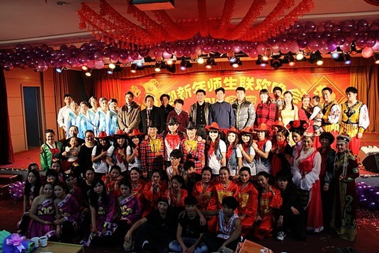安徽365英国上市技师学院举行迎新年师生联欢晚会