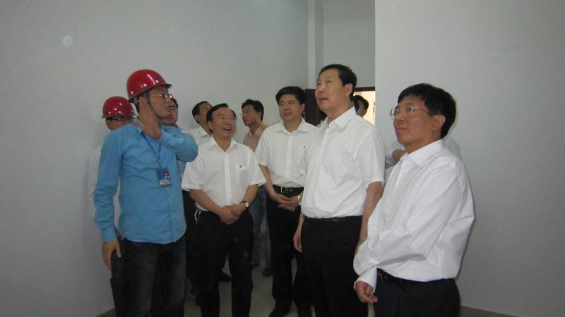 张宝顺视察安徽援疆干部包管综合楼工程