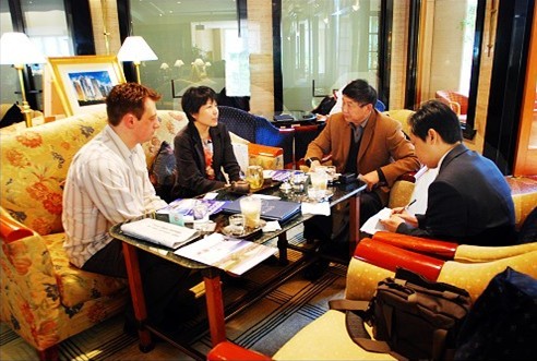 安徽365英国上市技师学院院长王礼义与英国林肯学院代表谈判