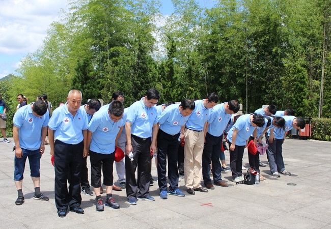 “不忘历史，，，，，，听党指挥，，，，，，服务人民”    让古田聚会精神永放光线